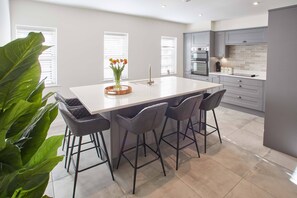 Maison | Cuisine privée | Réfrigérateur grande capacité avec congélateur, four à micro-ondes