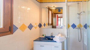 Badewanne, Haartrockner, Handtücher