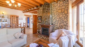 TV, peis, DVD-spiller og stereoanlegg