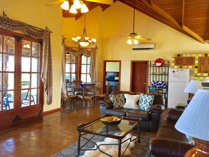 ラグジュアリー ヴィラ 5 ベッドルーム プライベートプール オーシャンビュー | リビング エリア | 43 インチの薄型テレビ (ケーブル放送視聴可)、テレビ