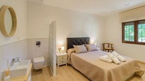 4 slaapkamers, een strijkplank/strijkijzer, reisbedje, wifi