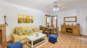 テレビ、暖炉、ステレオ