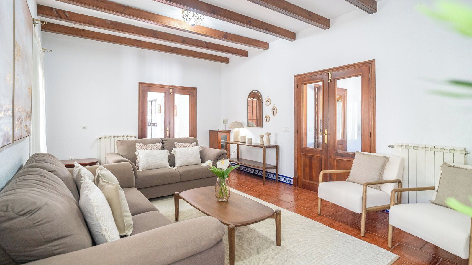 Een televisie en een open haard