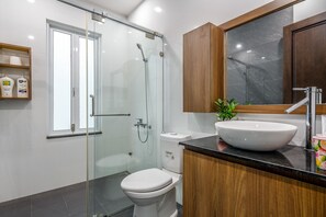 Douche, sèche-cheveux, bidet, serviettes fournies