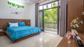 6 bedrooms, iron/ironing board, WiFi, bed sheets