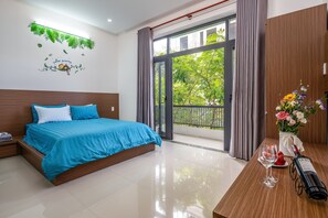 6 bedrooms, iron/ironing board, WiFi, bed sheets