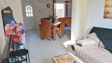 Fernseher, Videospiele, DVD-Player, Tischfußball