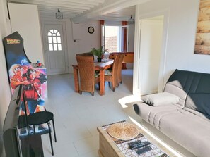 Téléviseur, jeux vidéo, lecteur de DVD, table de baby-foot