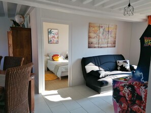 3 habitaciones, escritorio, tabla de planchar con plancha y wifi gratis