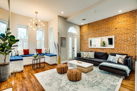 Smart TV, Netflix, libri, servizi in streaming. Grande, storica Capitol Hill Home w / Design moderno - 6 posti letto
