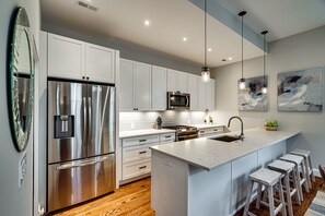 ثلاجة، ميكروويف، فرن، موقد طهي مسطح