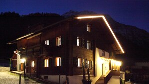 A wooden building with multiple windows and a staircase leading to the entrance. - Chalet Mirandum Rustiko (Vandans)