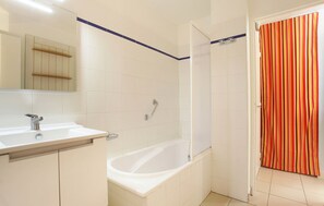 Bathroom - Studio Cosy Près des Commerces | Accès Piscine (Cap d'Agde)