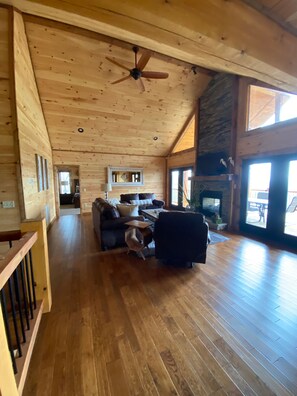 TV, fireplace - CLEAR VIEW CABIN - only 1 mile from Van Buren & Current Rvr @ Big Spring Park!  (Van Buren)