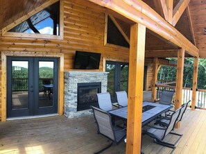 Outdoor dining - CLEAR VIEW CABIN - only 1 mile from Van Buren & Current Rvr @ Big Spring Park!  (Van Buren)