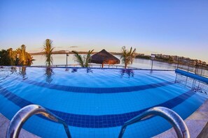 Outdoor pool, an infinity pool - Lago Resort is just fun (Parque Termas de Caldas)