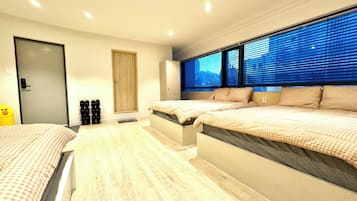 Habitación triple superior | Camas con pillow-top, decoración personalizada y muebles diferentes