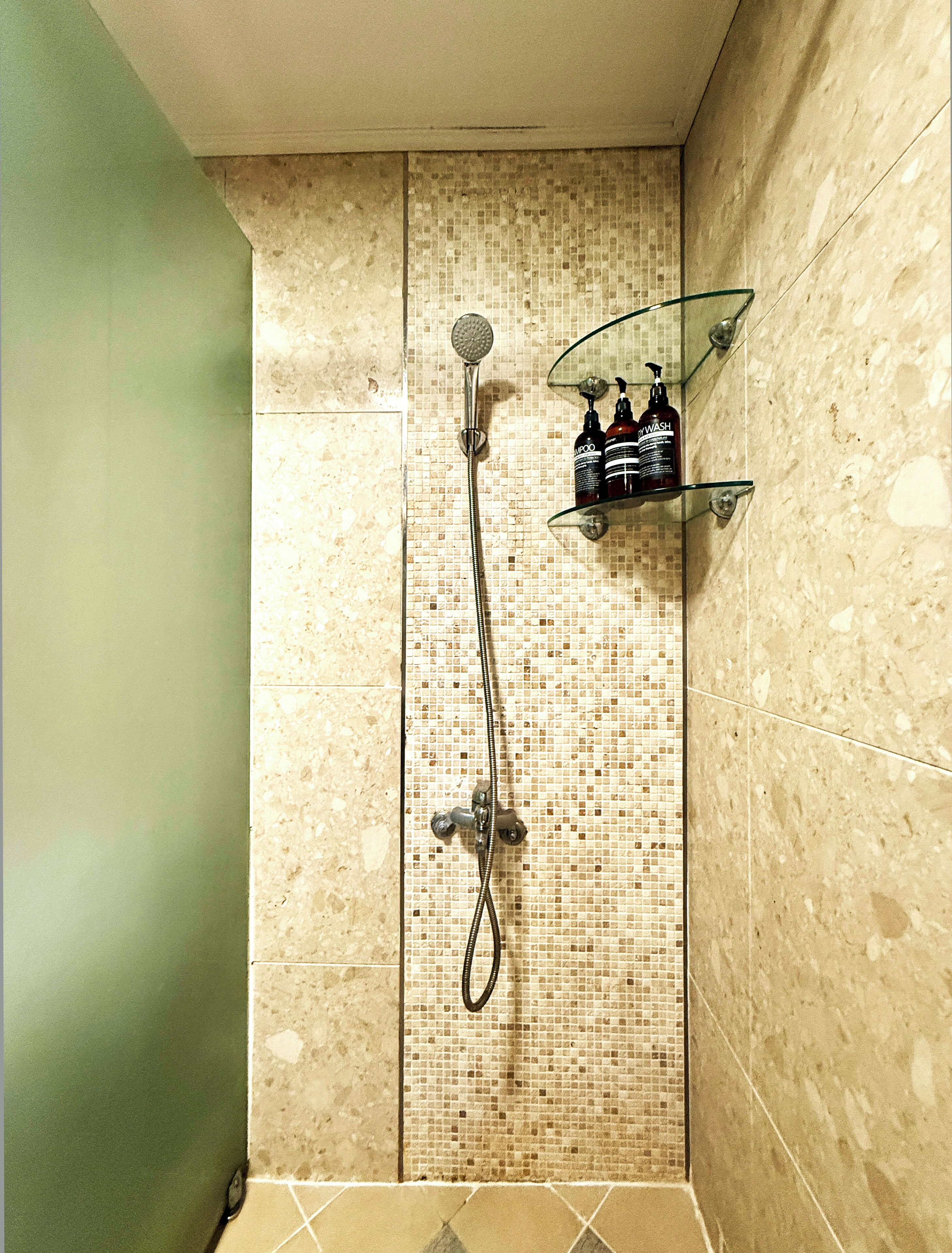 Estudio Deluxe, 2 camas de matrimonio | Baño | Ducha, secador de pelo, zapatillas y toallas
