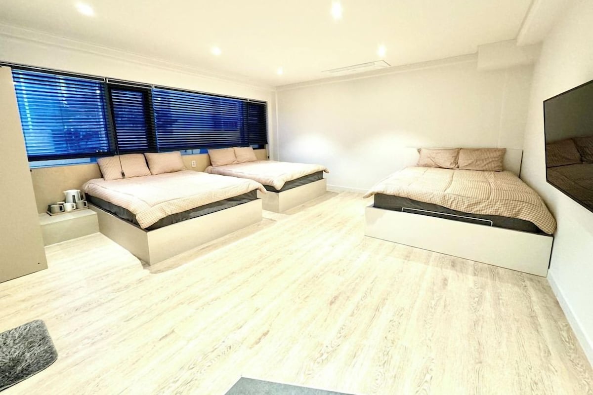 Colchones con acolchado adicional y tabla de planchar con plancha