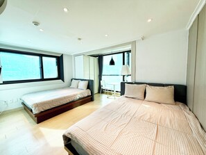 Studio Deluxe, 2 grands lits | Lit avec matelas à plateau-coussin, décor unique, ameublement unique