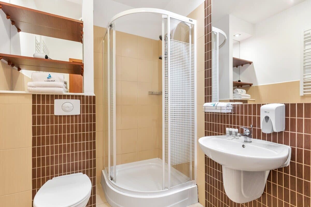 Dusch, hårtork och handdukar