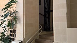A staircase with beige walls and a metal gate at the top. - Chez Moi Lecce Charme B&B (Lecce)