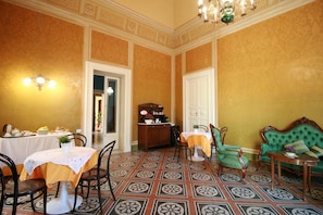 Tägliches inbegriffenes Frühstücksbuffet