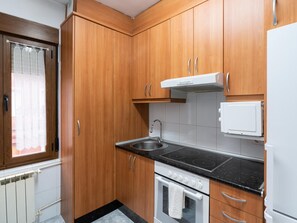 ثلاجة، ميكروويف، فرن، ماكينة لصنع القهوة/الشاي