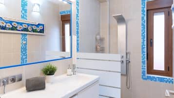 Bathtub, free toiletries, hair dryer, towels