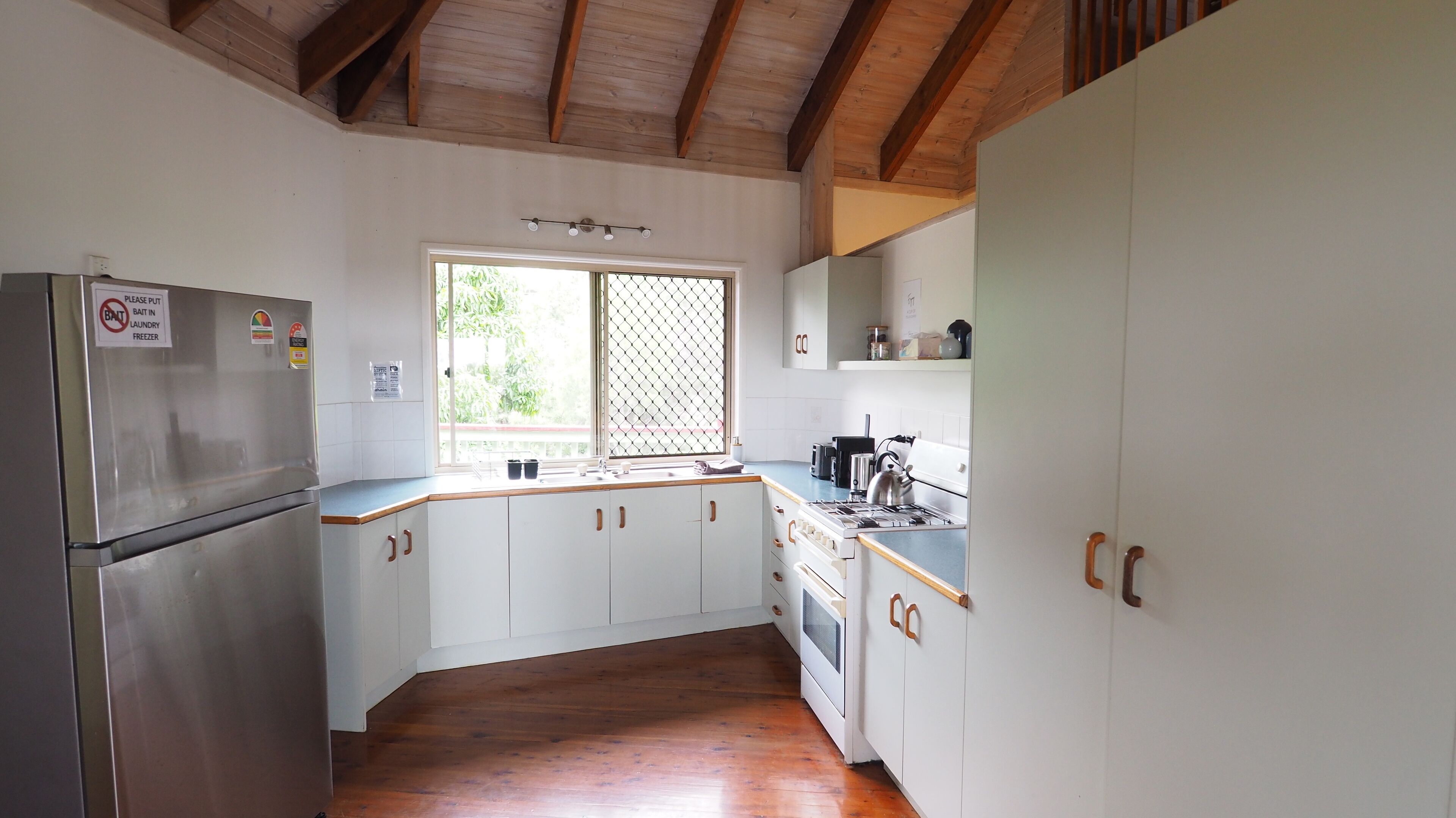 Fridge, oven, stovetop, coffee/tea maker