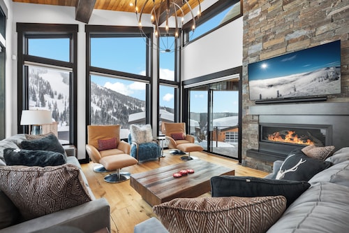 Ski-in/Ski-Out Luxury Schweitzer•Hot Tub•4 King Suites•Walk to Village•Ski Room