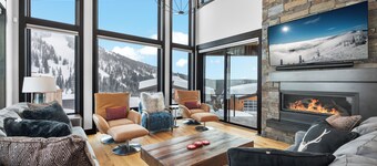 Ski-in/Ski-Out Luxury Schweitzer•Hot Tub•4 King Suites•Walk to Village•Ski Room