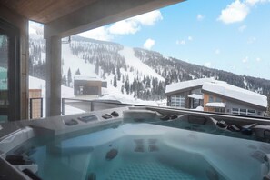 Outdoor spa tub - Ski-in/Ski-Out Luxury Schweitzer•Hot Tub•4 King Suites•Walk to Village•Ski Room (Sandpoint)