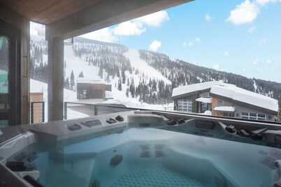  Schweitzer Ski-in/Ski-out, Hot Tub, 4 kings, Short Walk to Village, NEW BUILD