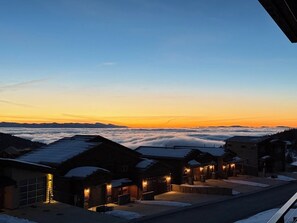 A residential area with houses during sunset, featuring a clear view of the sky and a distant mountain range. - Ski-in/Ski-Out Luxury Schweitzer•Hot Tub•4 King Suites•Walk to Village•Ski Room (Sandpoint)