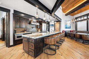 Fridge, microwave, oven, stovetop - Ski-in/Ski-Out Luxury Schweitzer•Hot Tub•4 King Suites•Walk to Village•Ski Room (Sandpoint)