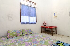 Desk, bed sheets - JIO Homestay (Yogyakarta)