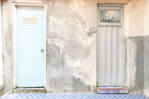 Dusche, Regendusche, kostenlose Toilettenartikel, Handtücher