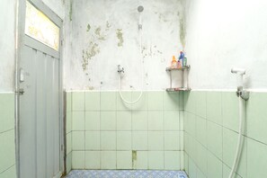 Shower, pancuran hujan, perlengkapan mandi gratis, dan handuk
