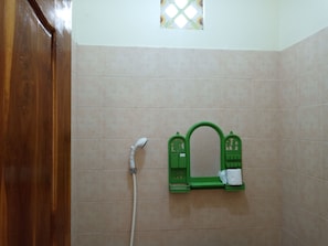 Kamar Double Deluks | Kamar mandi | Shower, pancuran hujan,  dan handuk