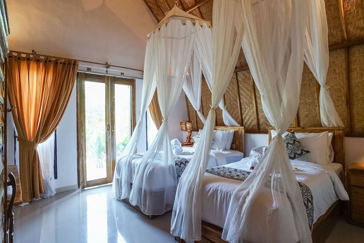 Deluxe Twin Room | Minibar, desk, iron/ironing board, rollaway beds