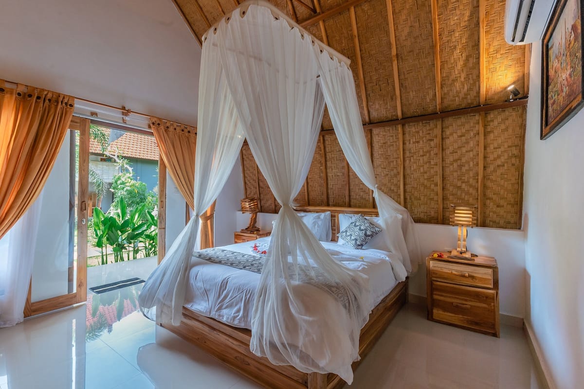 Deluxe Double Room | Minibar, desk, iron/ironing board, rollaway beds