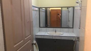 Deluxe Room | Bathroom | Shower, towels