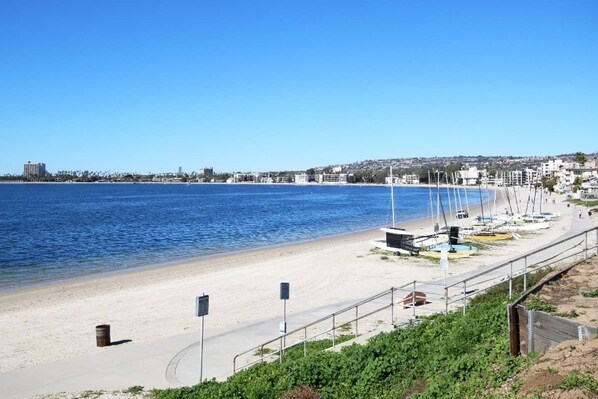 Beach nearby, sun loungers, beach towels