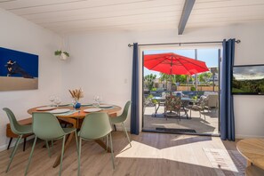 Dining - Near Bay w/ BBQ, Deck, A/C, Bikes, Beach Gear, Parking & Wi-Fi - Min to Beach! (San Diego)