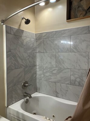 Shower, jetted bath, hair dryer, towels - Secluded house located 5 minute drive from Clayton (Clayton)