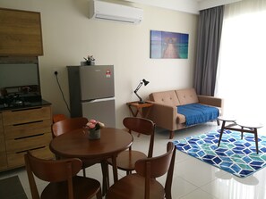 아파트, 침실 2개, 발코니 | 거실 공간 | 케이블 채널 시청이 가능한 40인치 평면 TV, TV