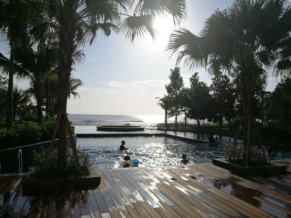 3 outdoor pools, open 7:00 AM to 10:00 PM, free pool cabanas - Timurbay by SMC Homes (Kuantan)