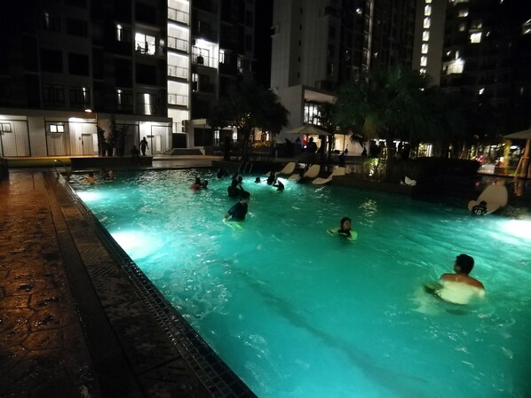 3 hồ bơi ngoài trời, mở cửa từ 7:00 đến 22:00, lều miễn phí
