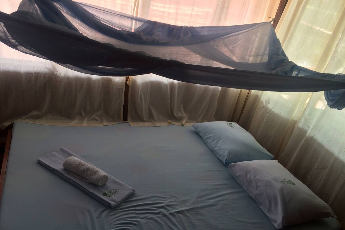 Laptop workspace, free WiFi, bed sheets